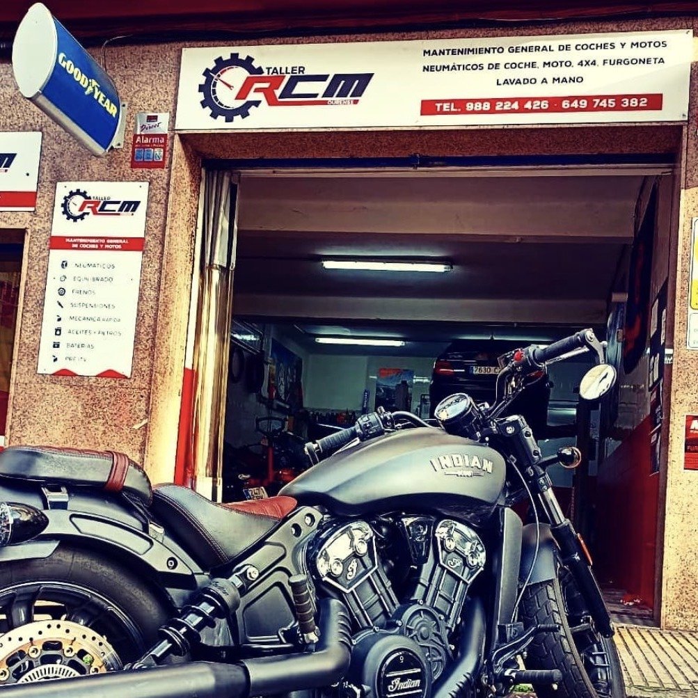 Moto frente al Taller RCM en Ourense